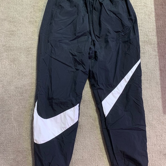 Men’s Nike wind runner track pants